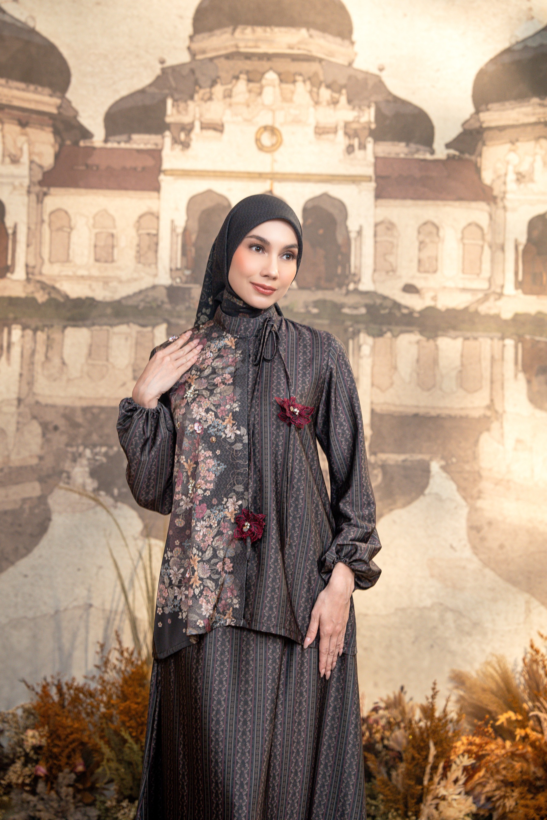 Meutia One Set in Charcoal Black