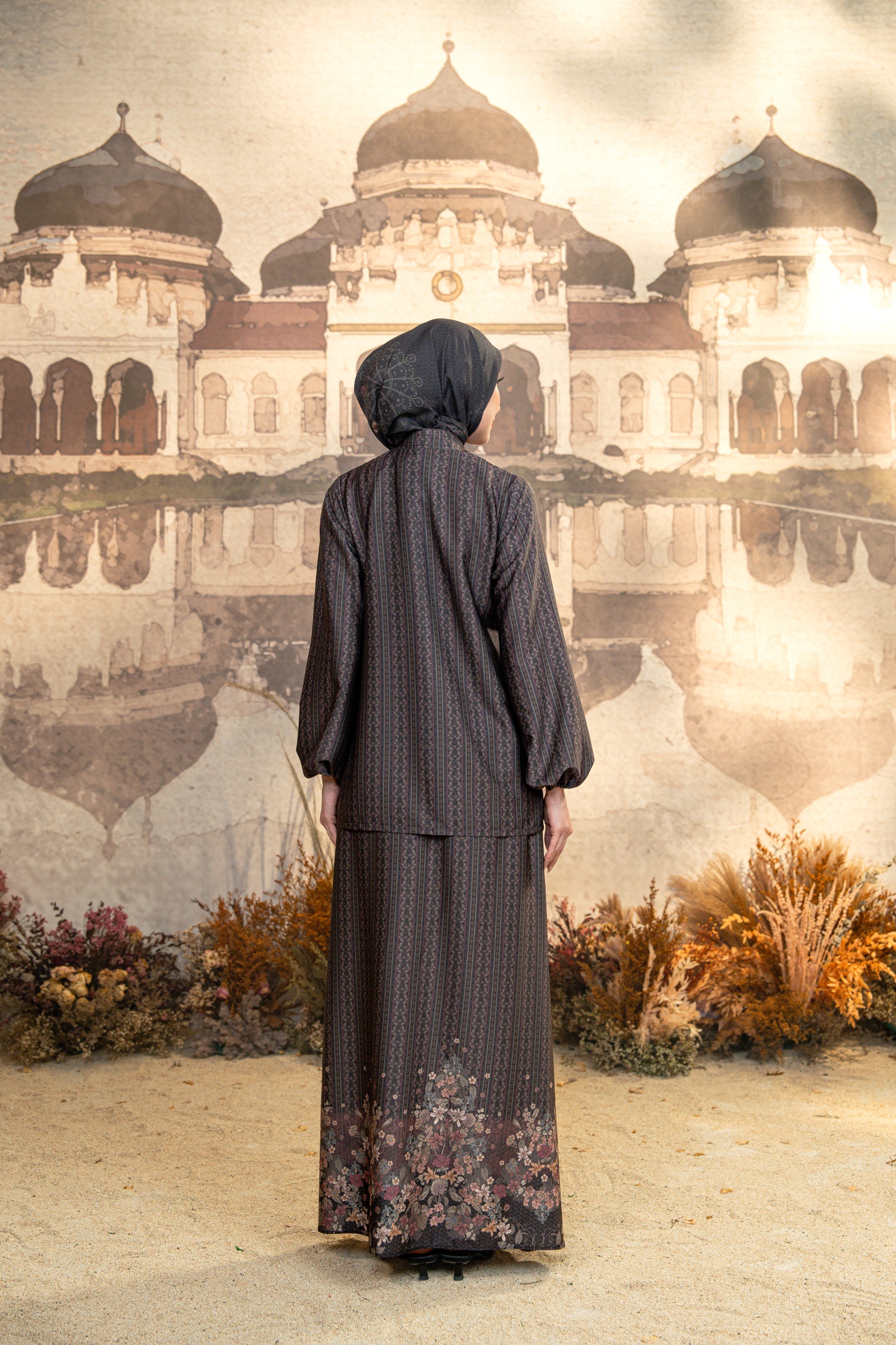 Meutia One Set in Charcoal Black