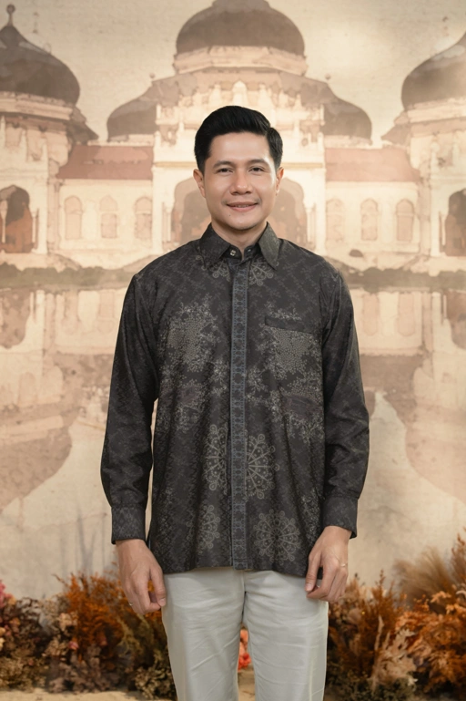 Image of Meutia Shirt Men in Charcoal