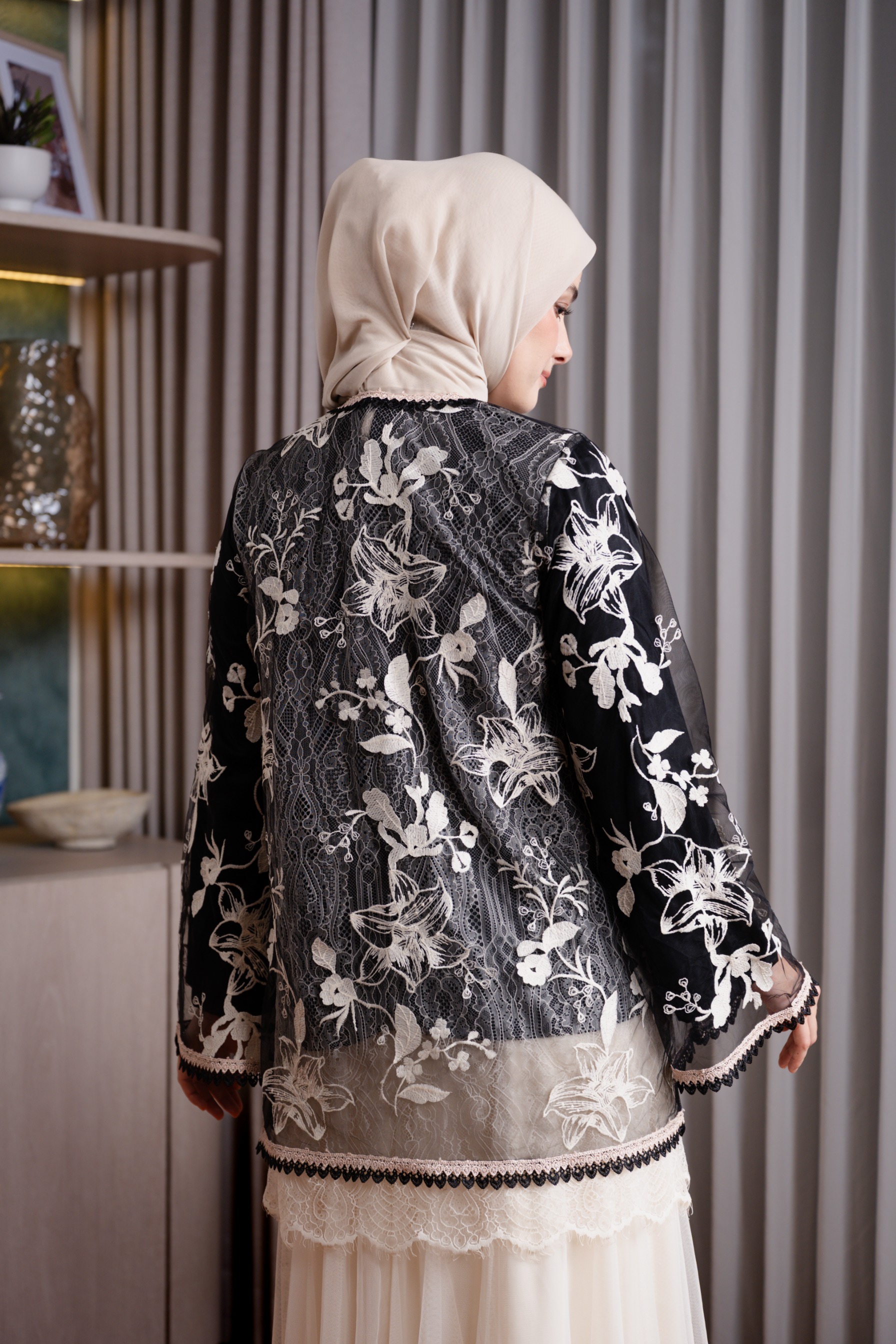 Elyse Set Outer in Black