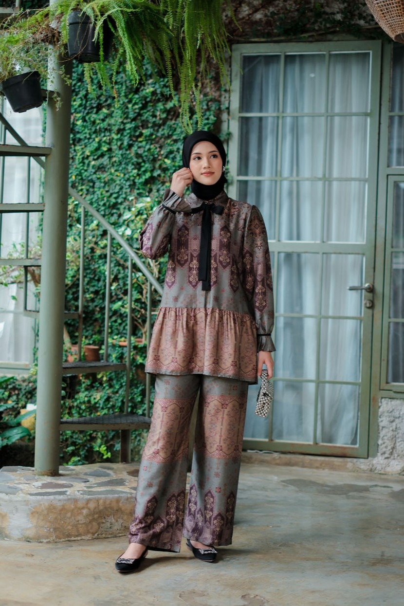 Gamila One Set in Antique Green