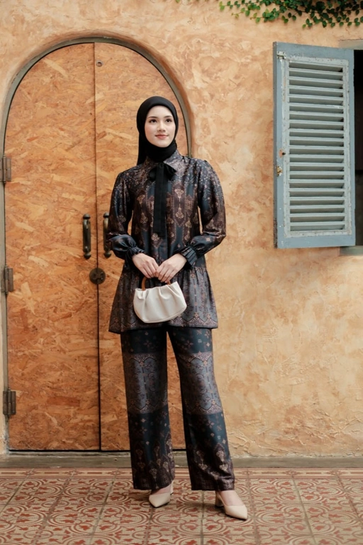 Image of Gamila One Set In Midnight Blue