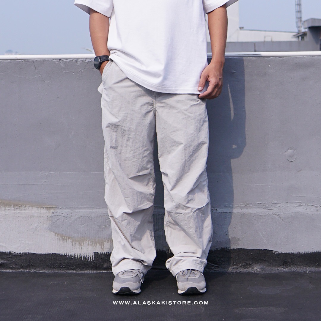 Loose Fit Parachute Pants Light Grey GU5032