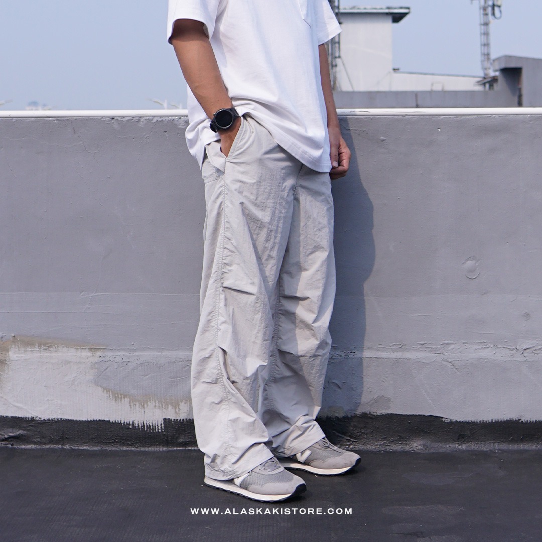 Loose Fit Parachute Pants Light Grey GU5032