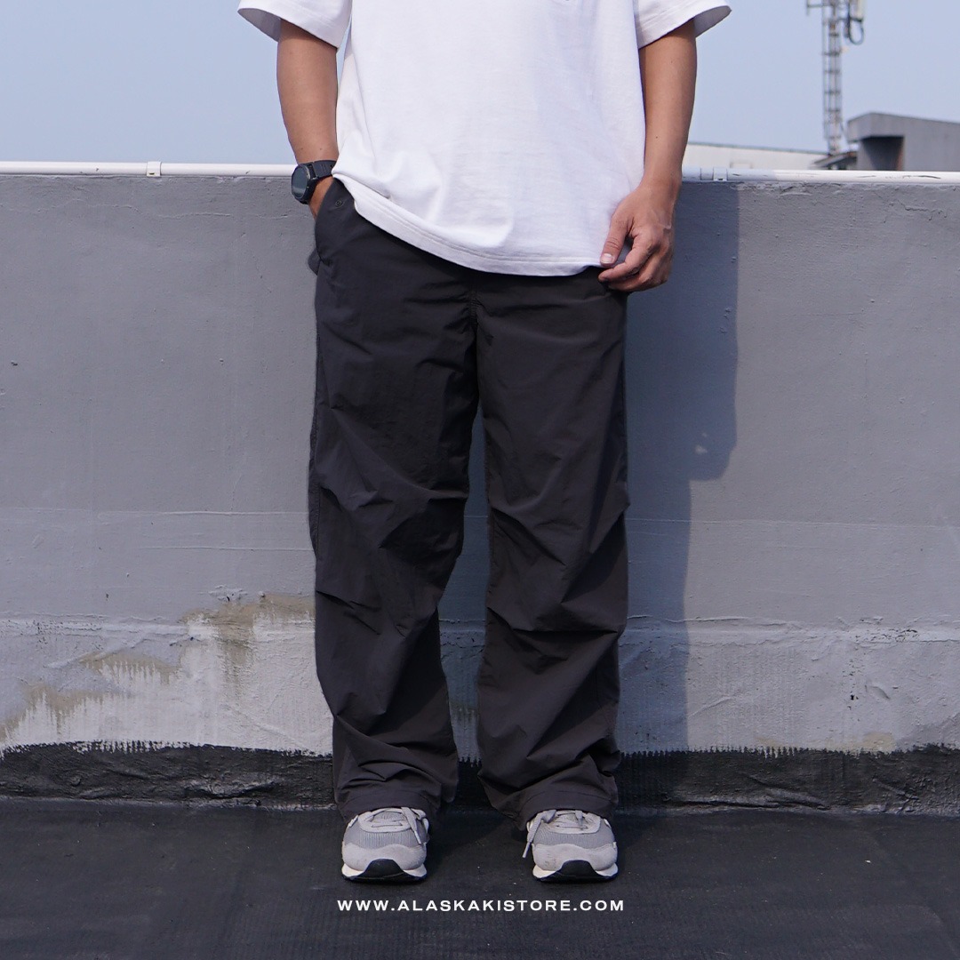 Loose Fit Parachute Pants Black GU5025