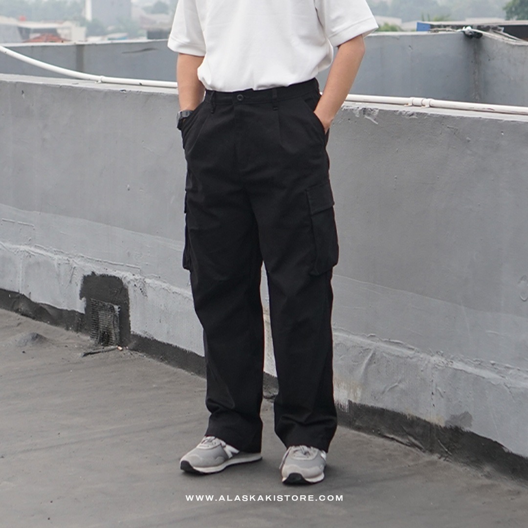 Loose Cargo Pants by Common Issue Black CI5017
