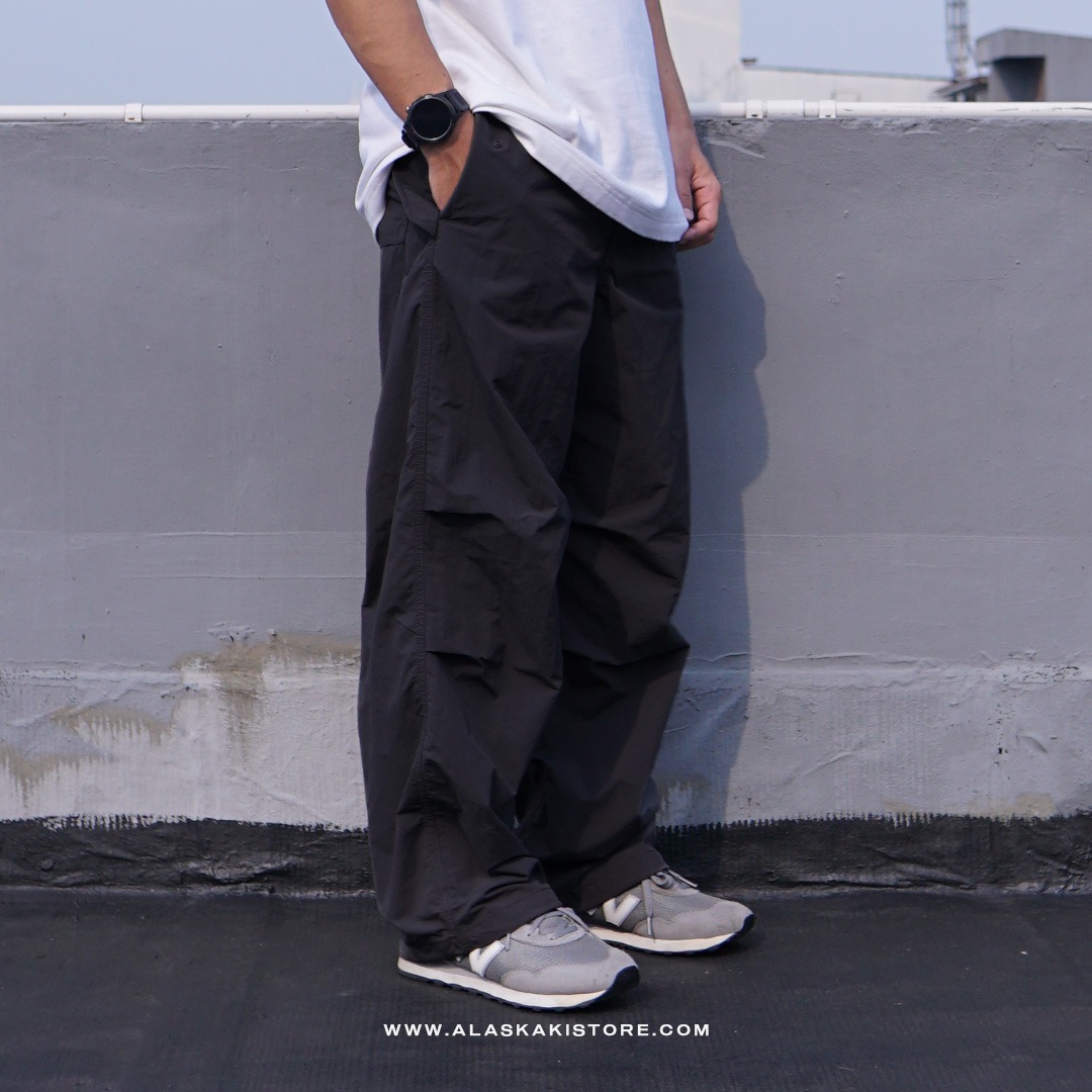 Loose Fit Parachute Pants Black GU5025