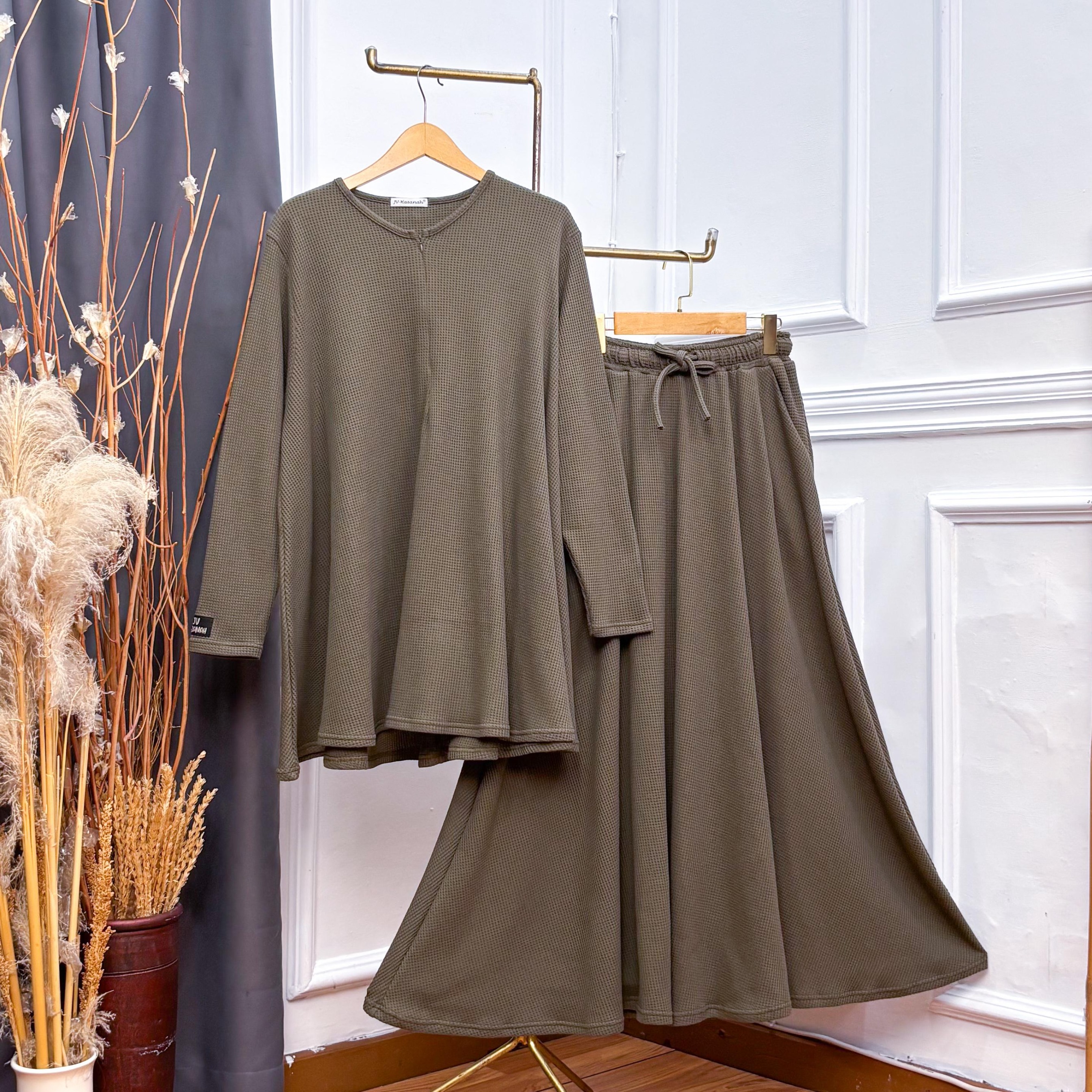 Oneset Rok dan Kulot Azzahra Waffle Knit Busui Jumbo - Jv Hasanah Setelan Rok dan Kulot Azzahra Waffle Knit