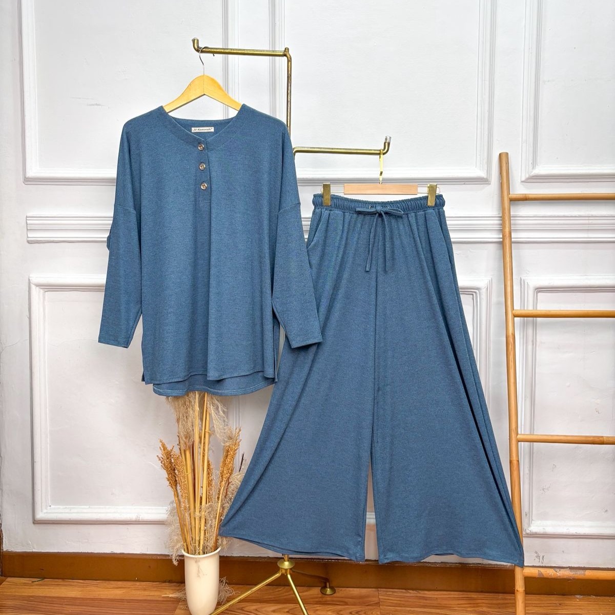 Setelan Baju Kancing Batwing Celana Kulot dan Rok Full Karet - JV Hasanah Gamila Oneset Pants Corduroy Abstract