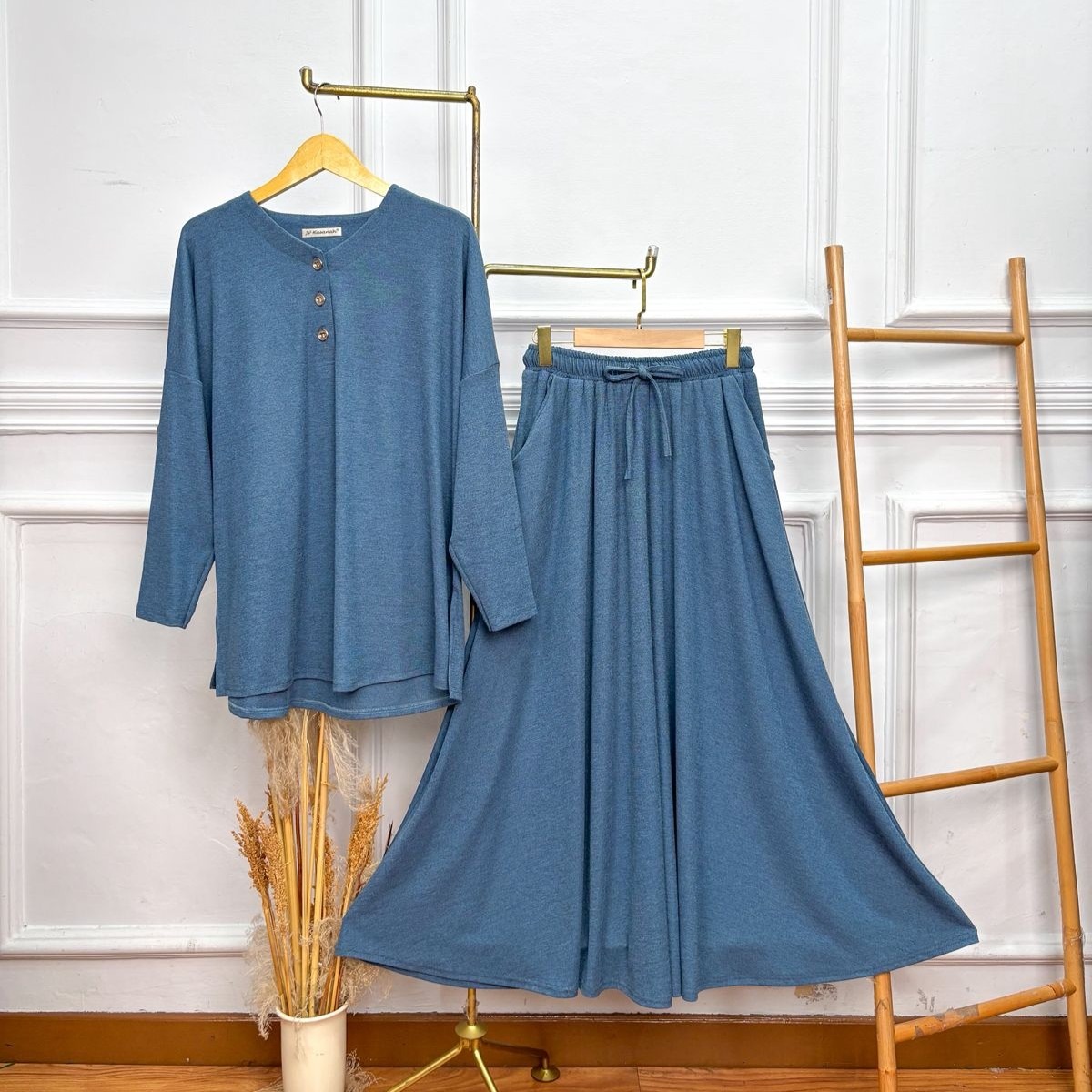 Setelan Baju Kancing Batwing Celana Kulot dan Rok Full Karet - JV Hasanah Gamila Oneset Pants Corduroy Abstract