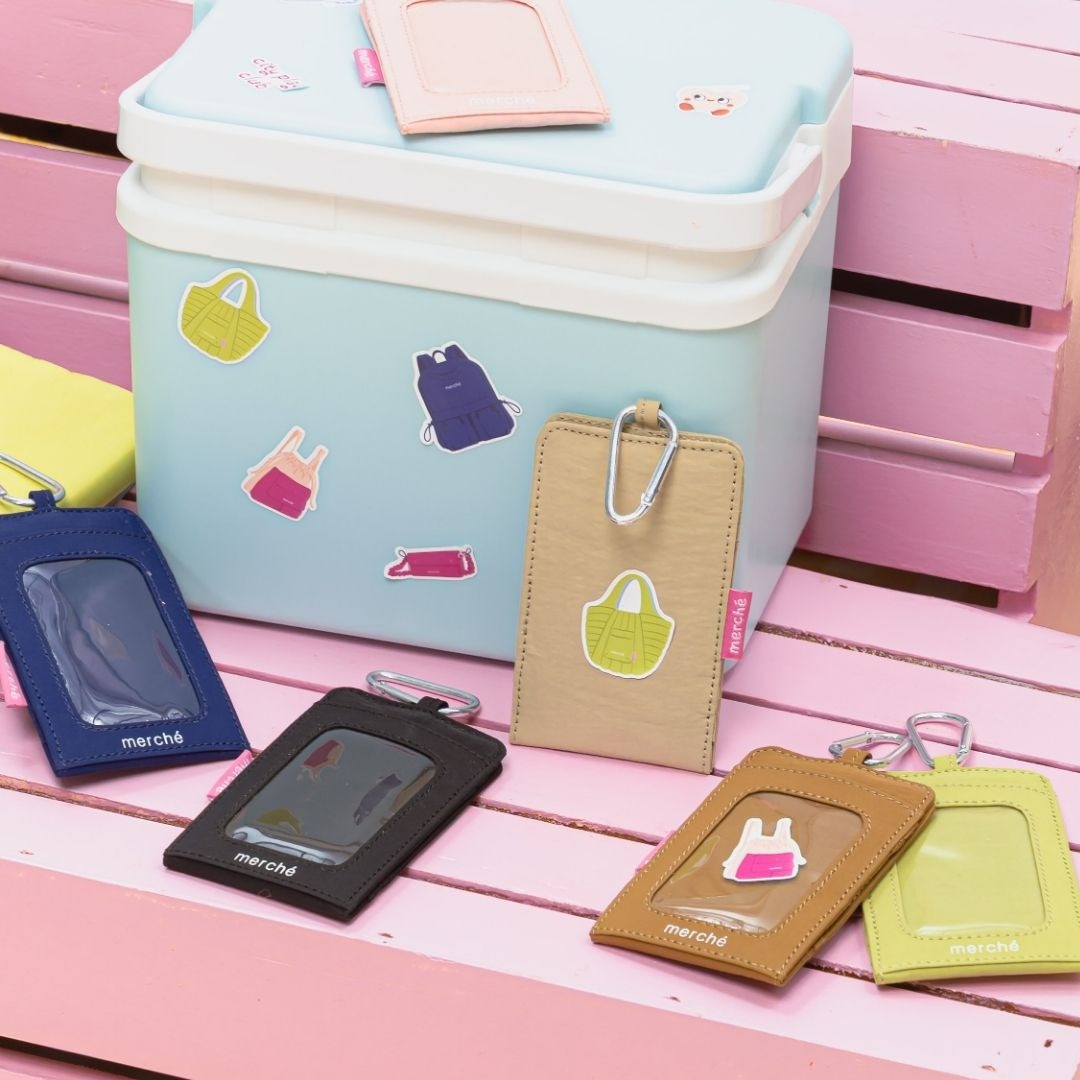 Fiola Card Pouch Charm merché