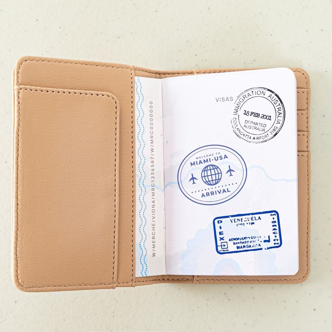 Cavi The Passport Sleeve merché