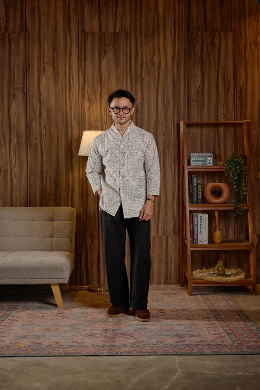 Image of TADABUR V-STAND 3/4 Sleeve