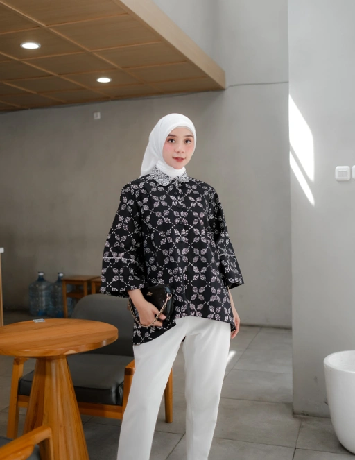 Image of ARUNIKA WOMAN - Blouse Oversize 7/8