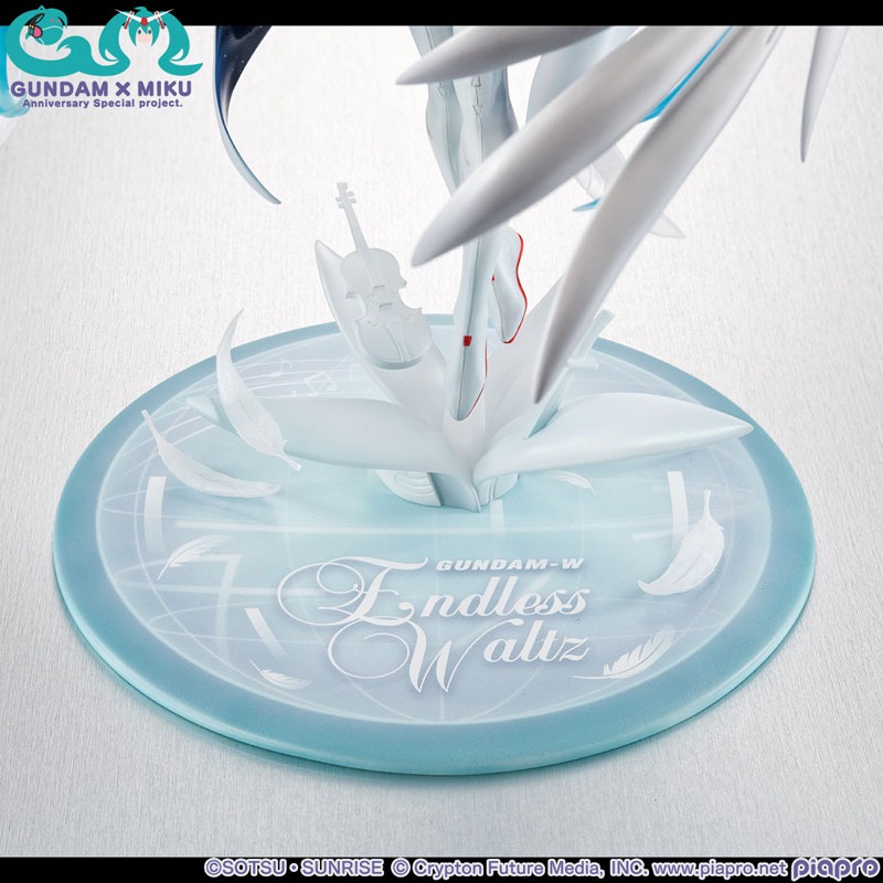 Lucrea Figure Hatsune Miku x Wing Gundam Zero Endless Waltz - Mobile Suit Gundam 45th Anniversary x Hatsune Miku By MegaHouse