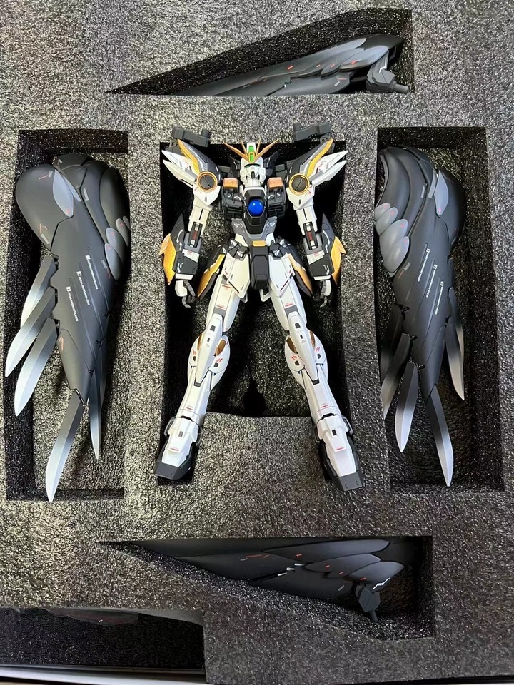 Color Changing Custom Black Swan Gundam UV fluorescent paint technology - MG Wing Zero ka ver. Bandai Model -  By Super Welfare Studio