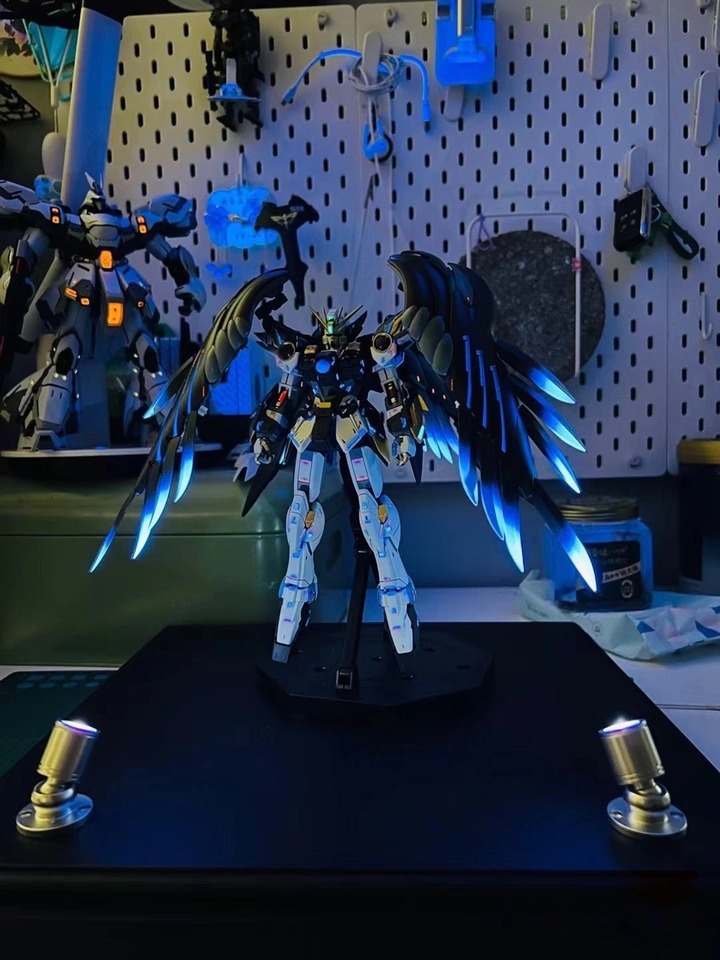 Color Changing Custom Black Swan Gundam UV fluorescent paint technology - MG Wing Zero ka ver. Bandai Model -  By Super Welfare Studio