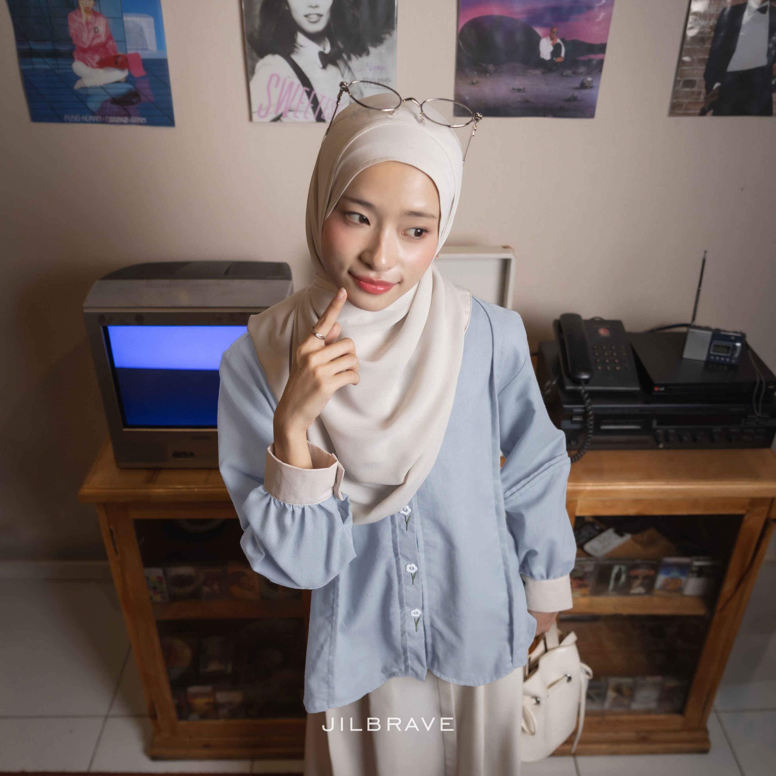 JILBRAVE Aiza Blouse Kemeja Cute Cutting Gelombang dengan Kancing Bunga Aksen Bordir Girly Korean Style