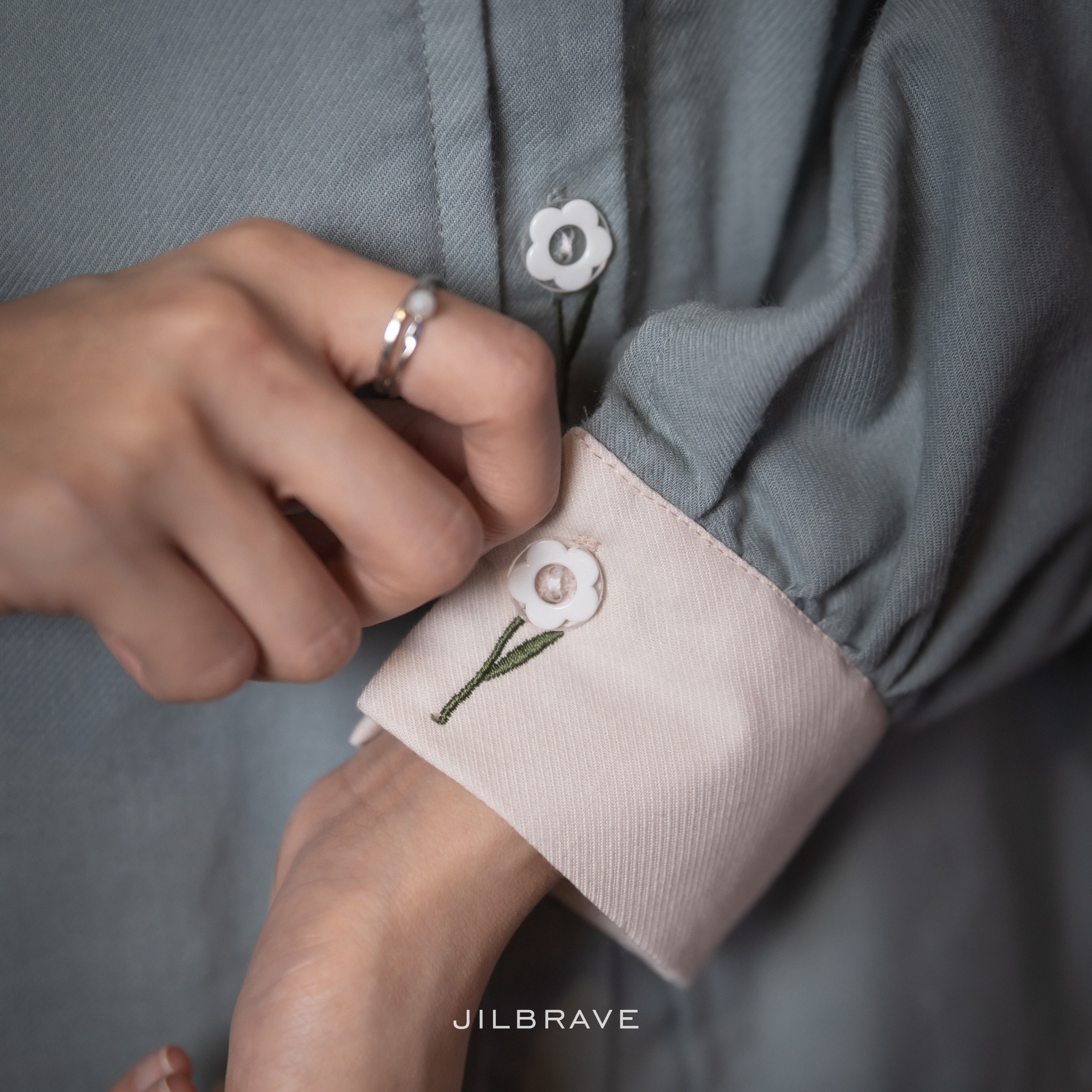 JILBRAVE Aiza Blouse Kemeja Cute Cutting Gelombang dengan Kancing Bunga Aksen Bordir Girly Korean Style