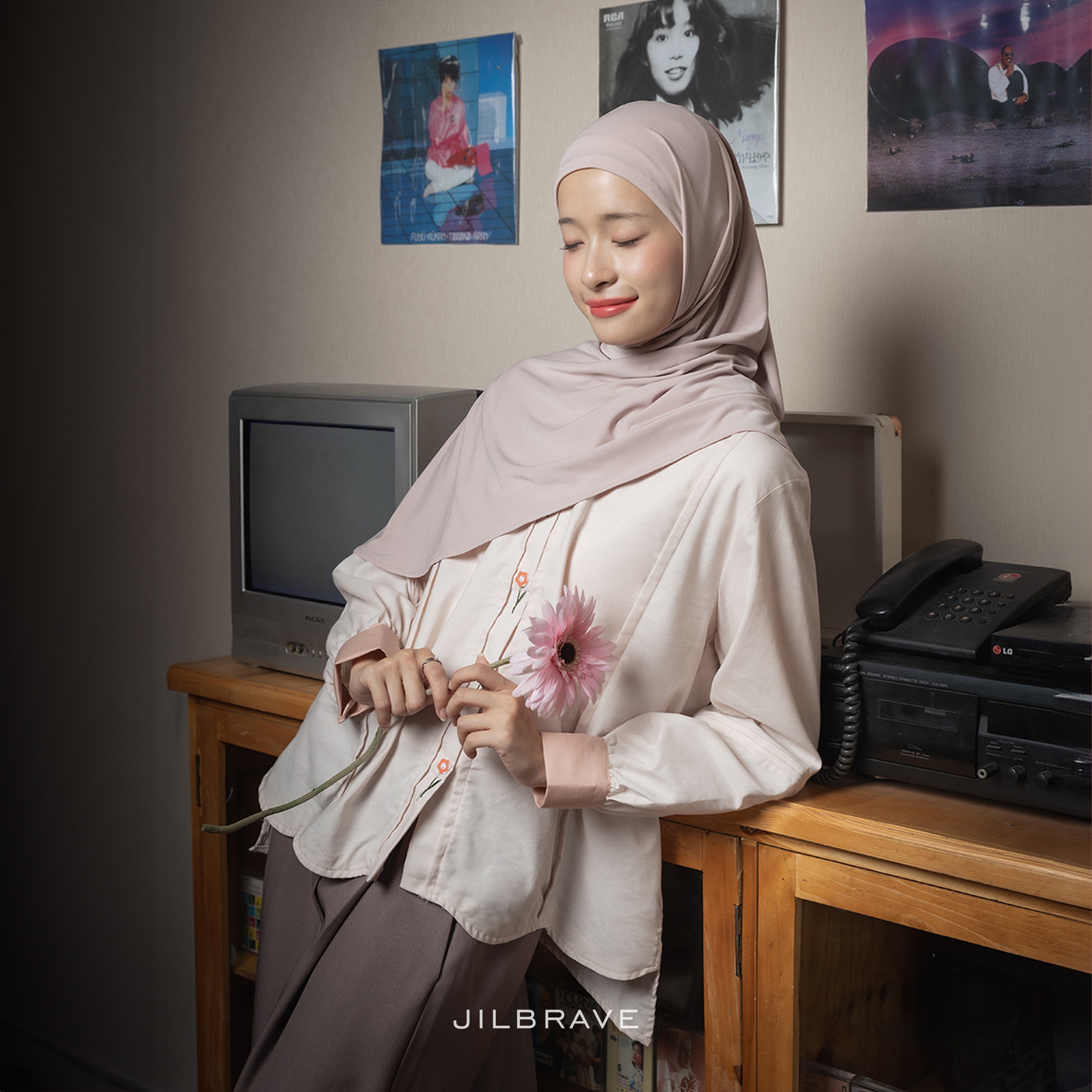 JILBRAVE Aiza Blouse Kemeja Cute Cutting Gelombang dengan Kancing Bunga Aksen Bordir Girly Korean Style