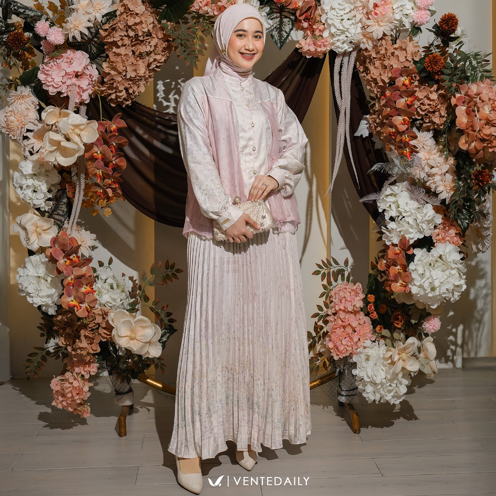 NAURA SET ROK - VENTEDAILY