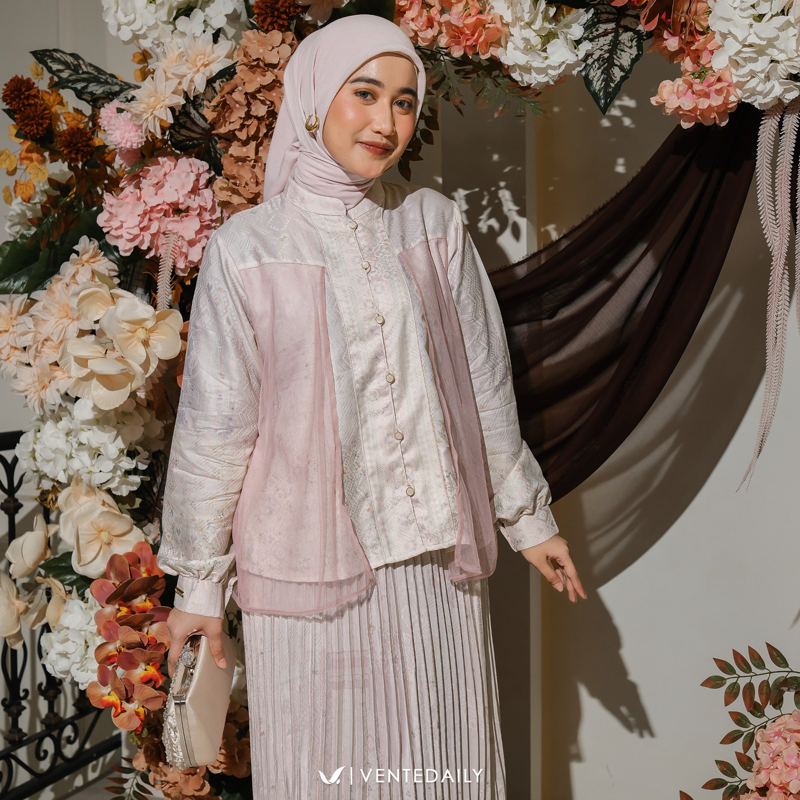 NAURA SET ROK - VENTEDAILY