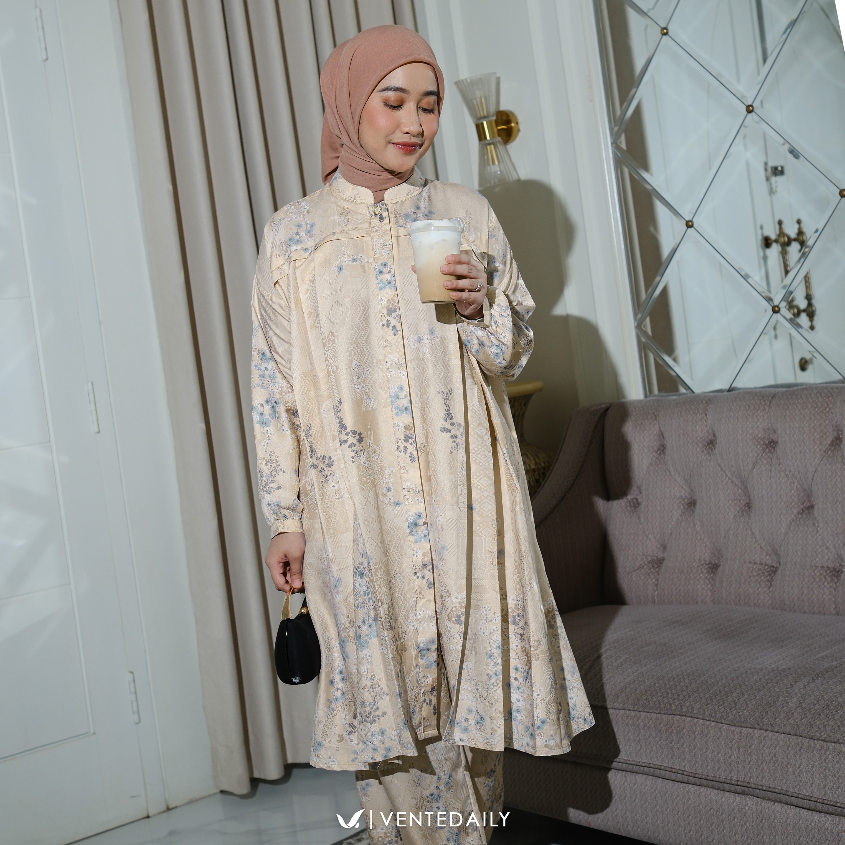 EYSHA ONESET - VENTEDAILY