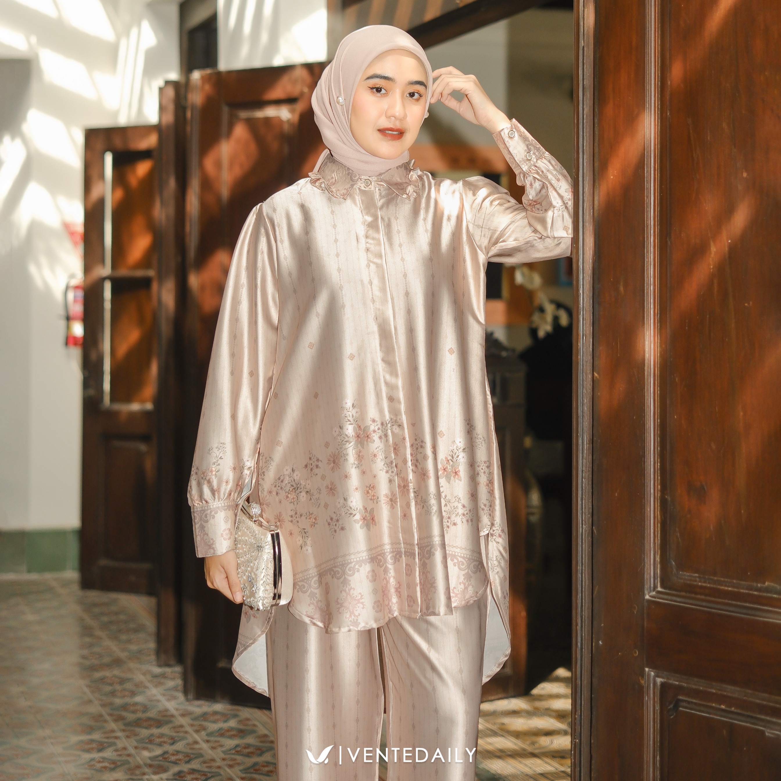 Fayra Oneset by Ventedaily