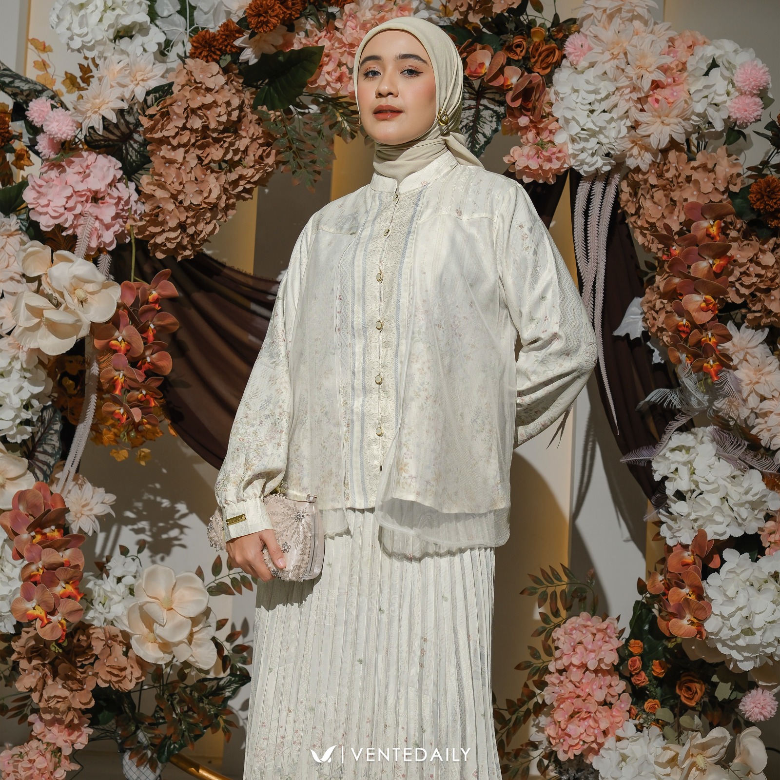 NAURA SET ROK - VENTEDAILY
