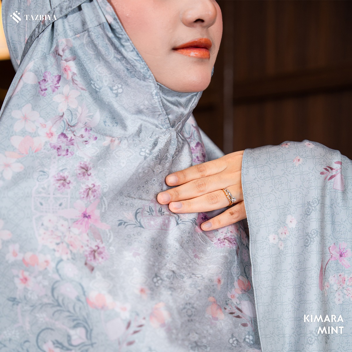 TAZBIYA - Mukena Silk KIMARA Series (Mukena Dewasa Motif Bunga Bahan Silk dengan Penutup Dagu + Sajadah Mini Pouch Cantik)