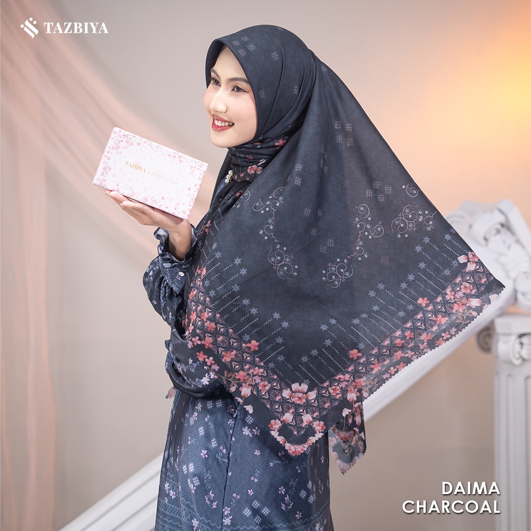 EXCLUSIVE TAZBIYA X ADELIA PASHA DAIMA SCARF I JILBAB SEGI EMPAT JAHIT TEPI | 120 x 120 cm
