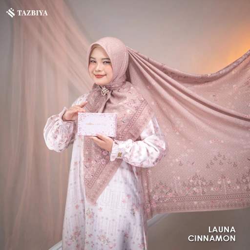 Image of EXCLUSIVE TAZBIYA X ADELIA PASHA LUANA SCARF I JILBAB SEGI EMPAT JAHIT TEPI | 120 x 120 cm