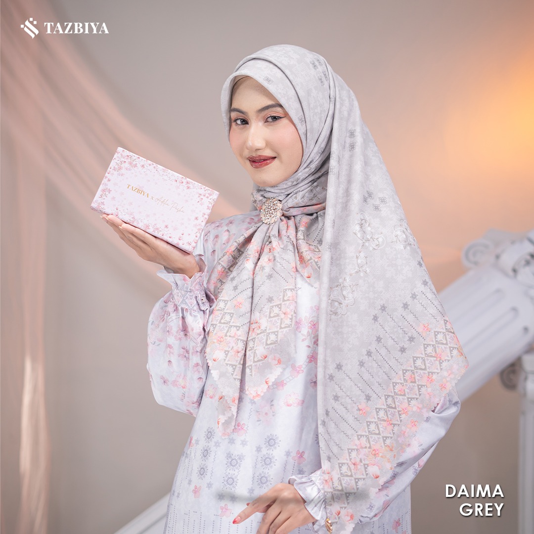 EXCLUSIVE TAZBIYA X ADELIA PASHA DAIMA SCARF I JILBAB SEGI EMPAT JAHIT TEPI | 120 x 120 cm
