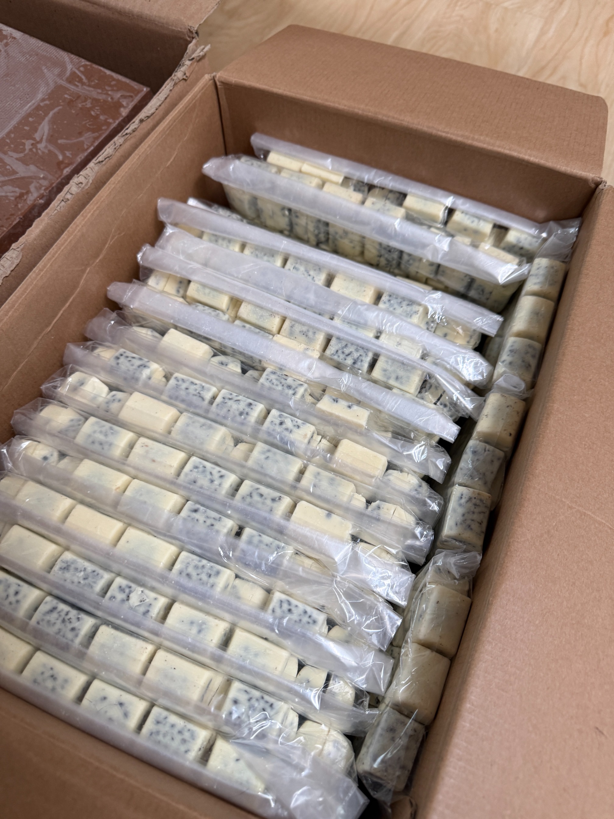 DLFI TREASURE COKLAT PUTIH PREMIUM 500 GRAM