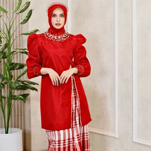 EIWA | Aryna Tunik Red