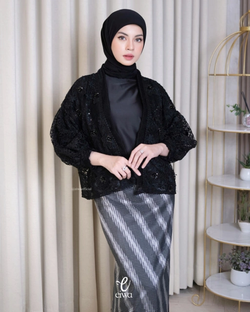 Image of Vamindaa Outer Top Black| EIWA