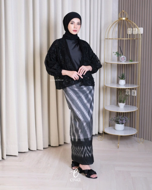 Image of Vamindaa Outer Top Black| EIWA