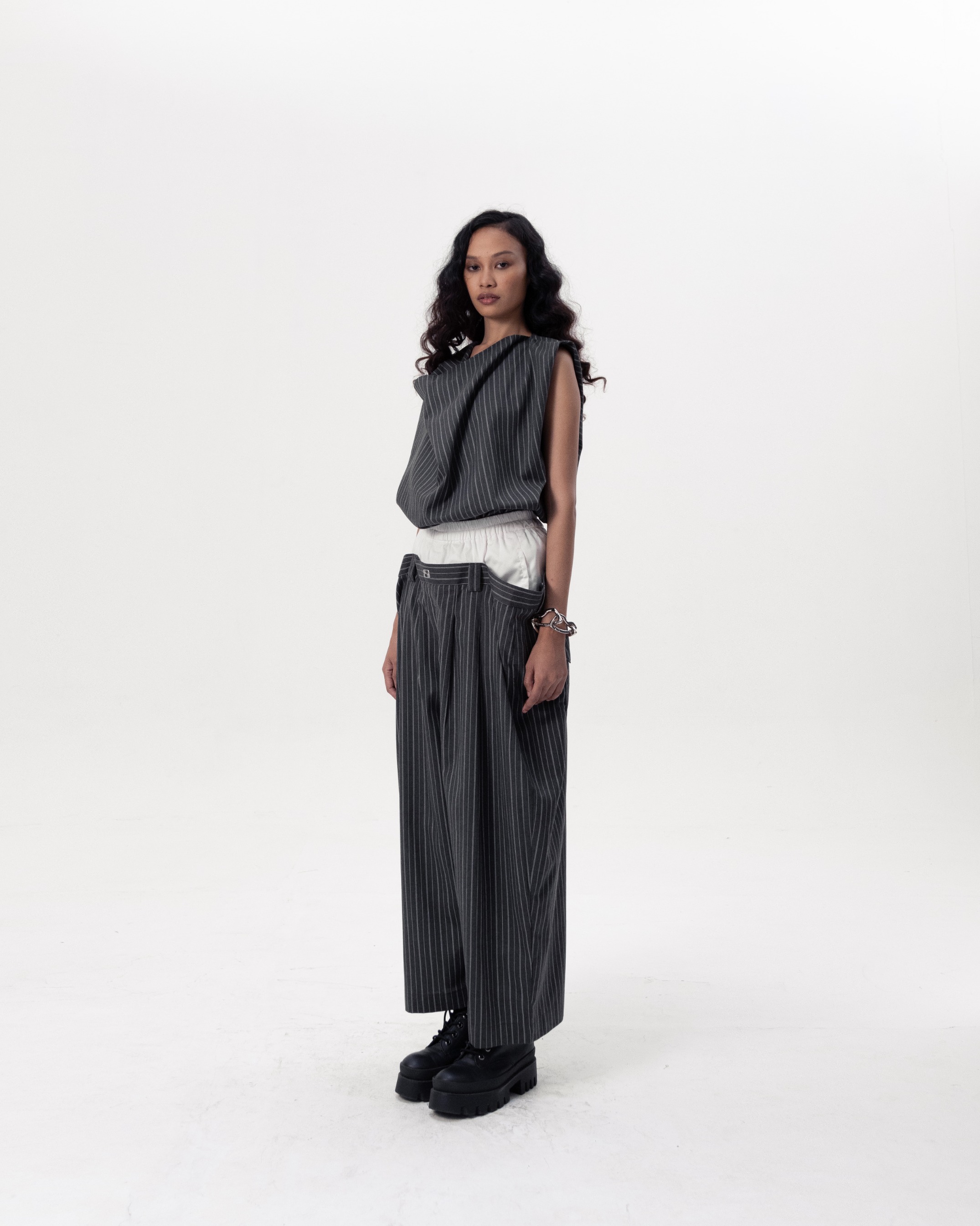 FOUNTAIN TOP - GRAY PINSTRIPE