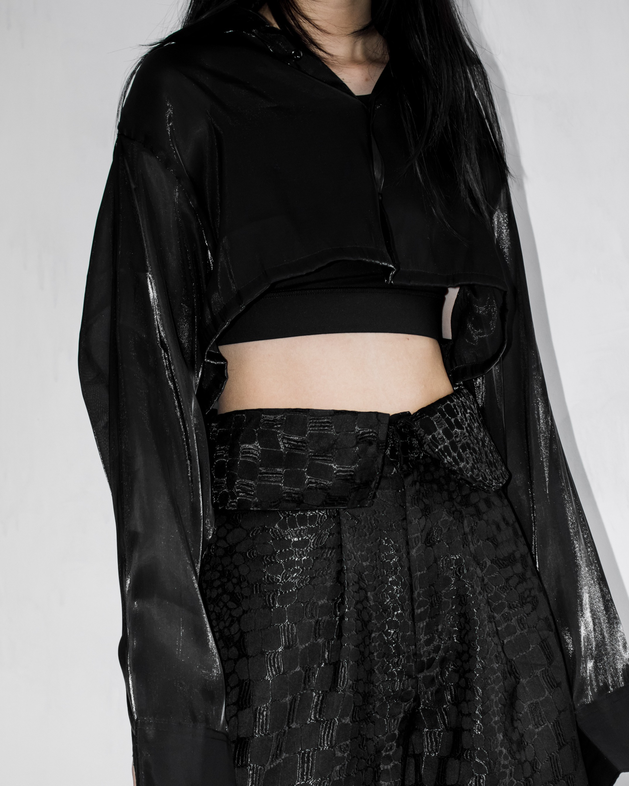 GLOSSY CROP SHIRT - BLACK