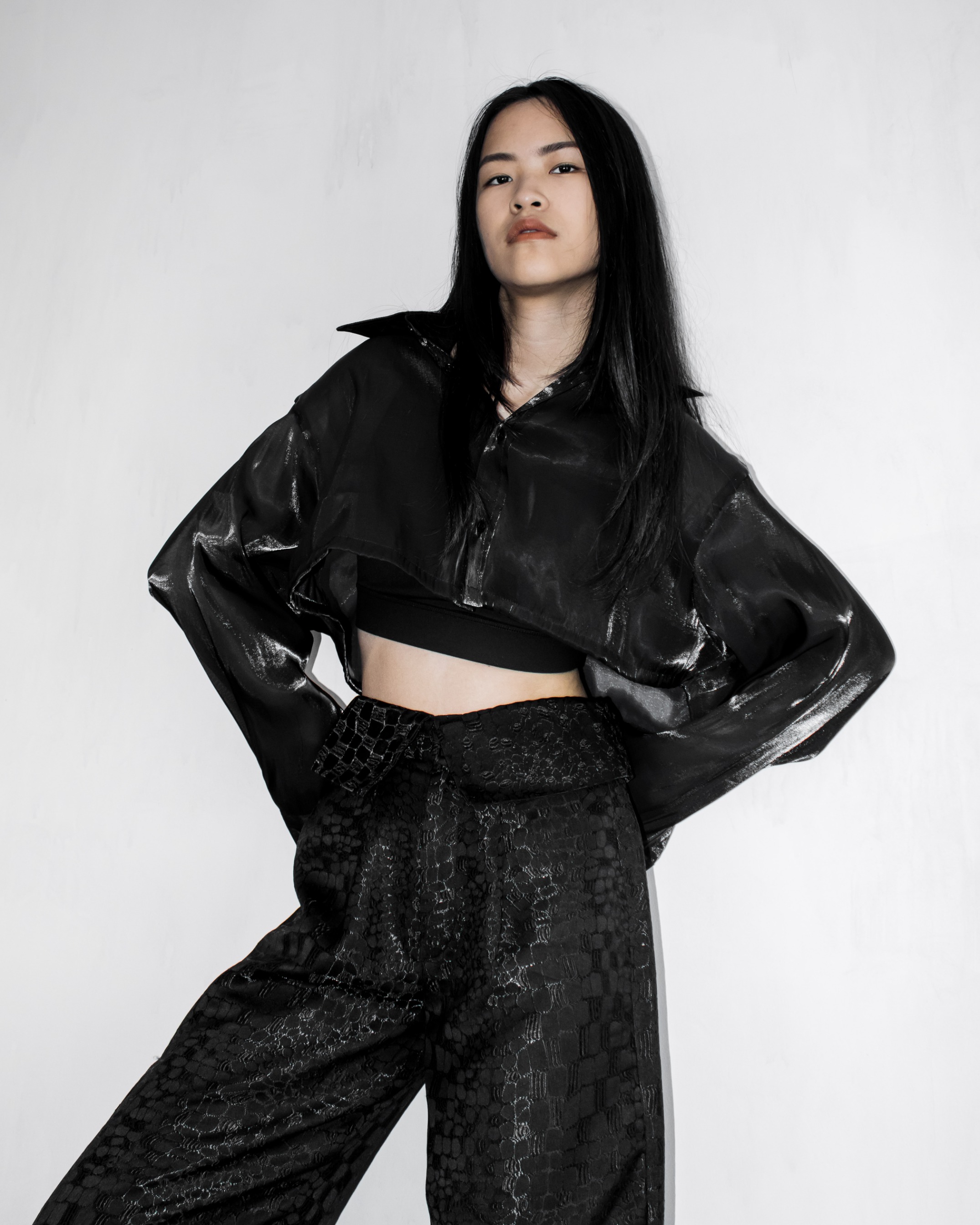 GLOSSY CROP SHIRT - BLACK