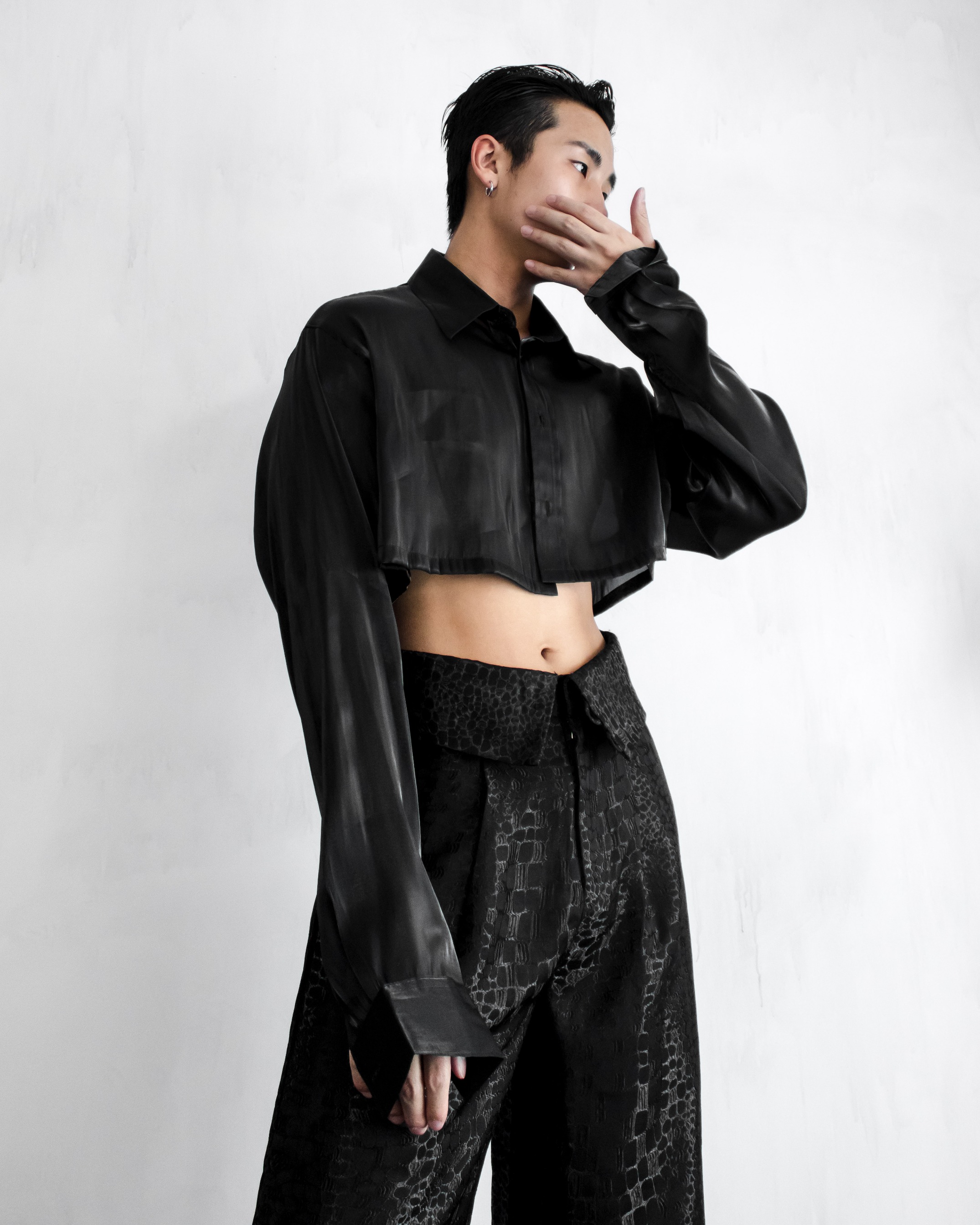 GLOSSY CROP SHIRT - BLACK