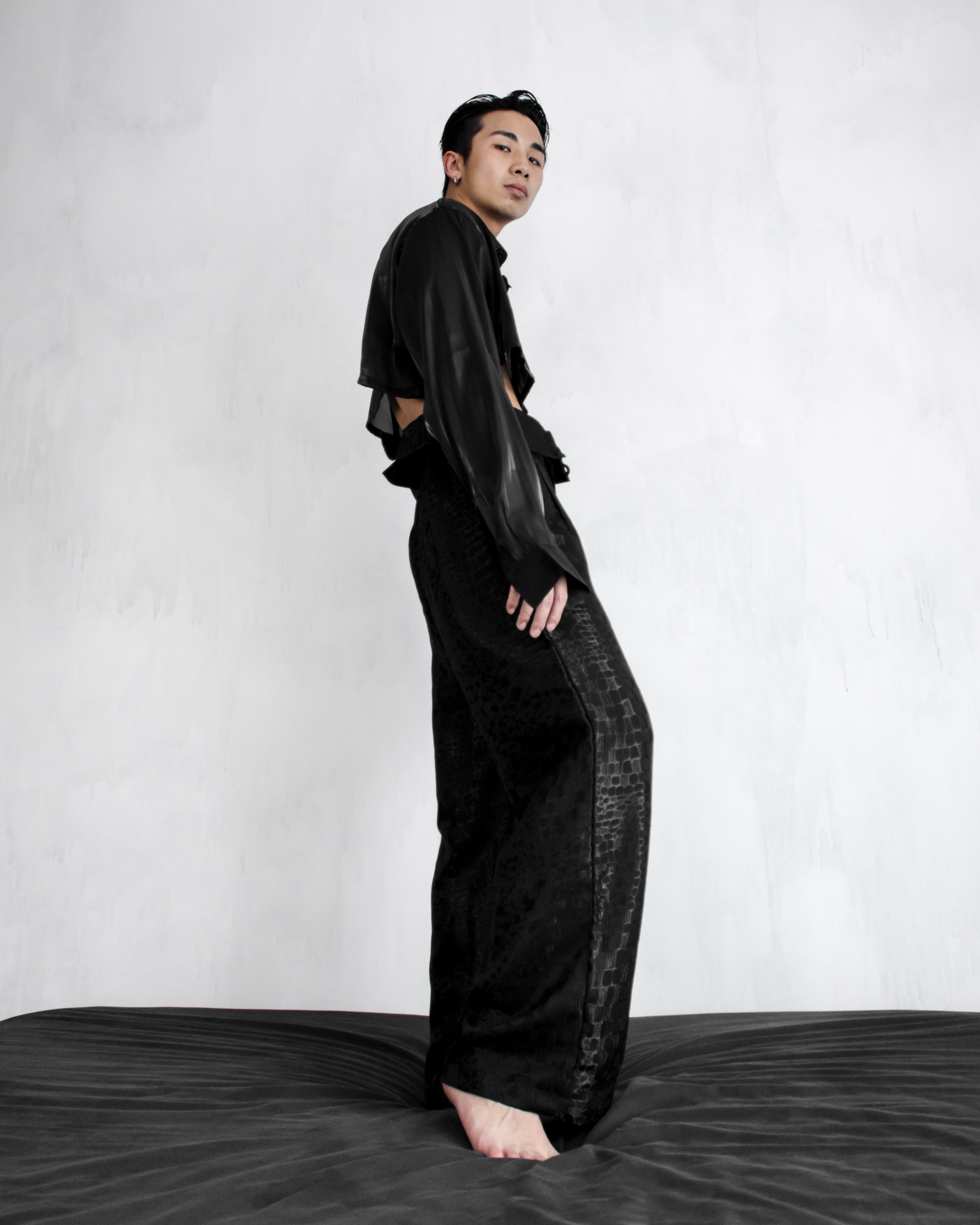 GLOSSY CROP SHIRT - BLACK