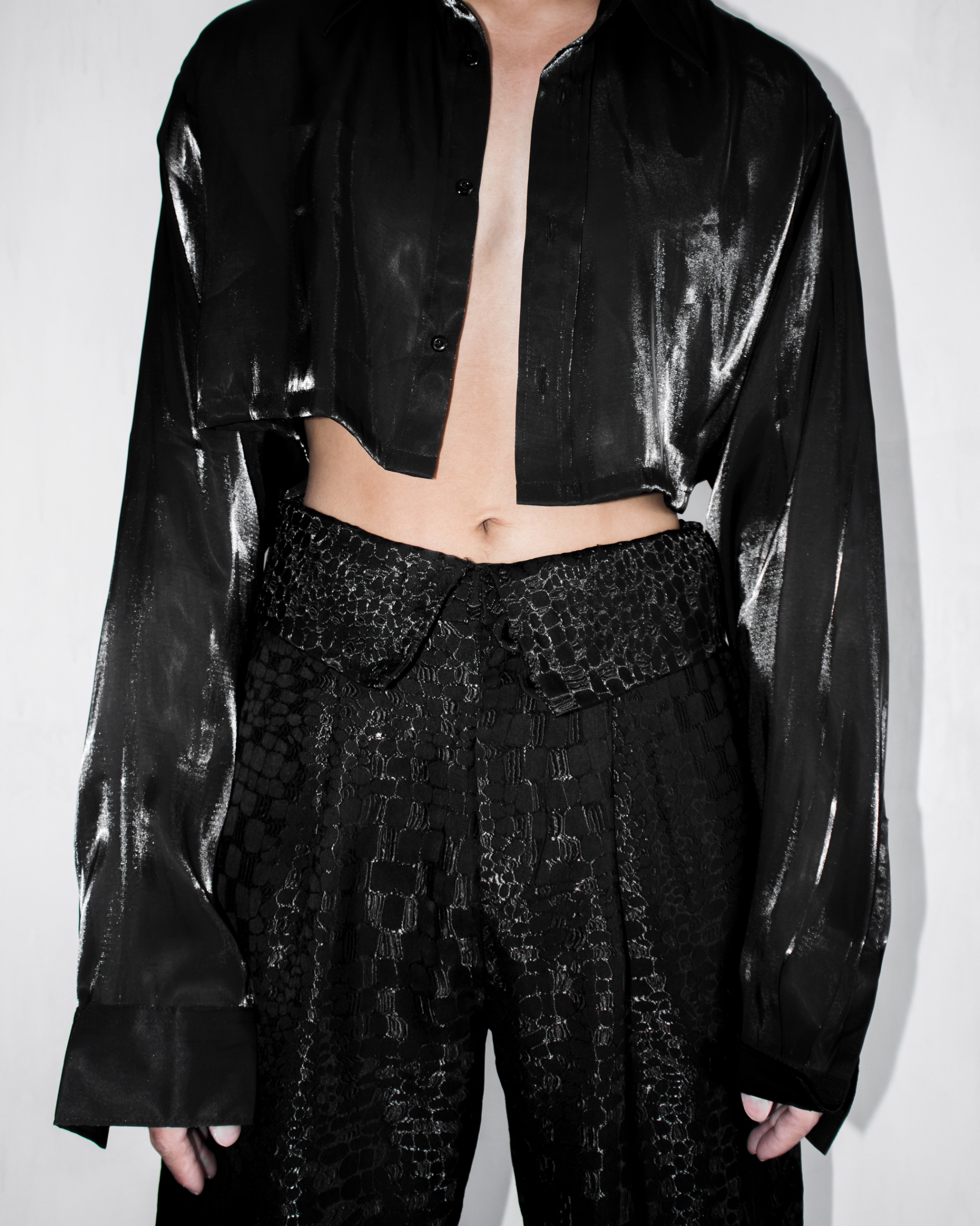 GLOSSY CROP SHIRT - BLACK
