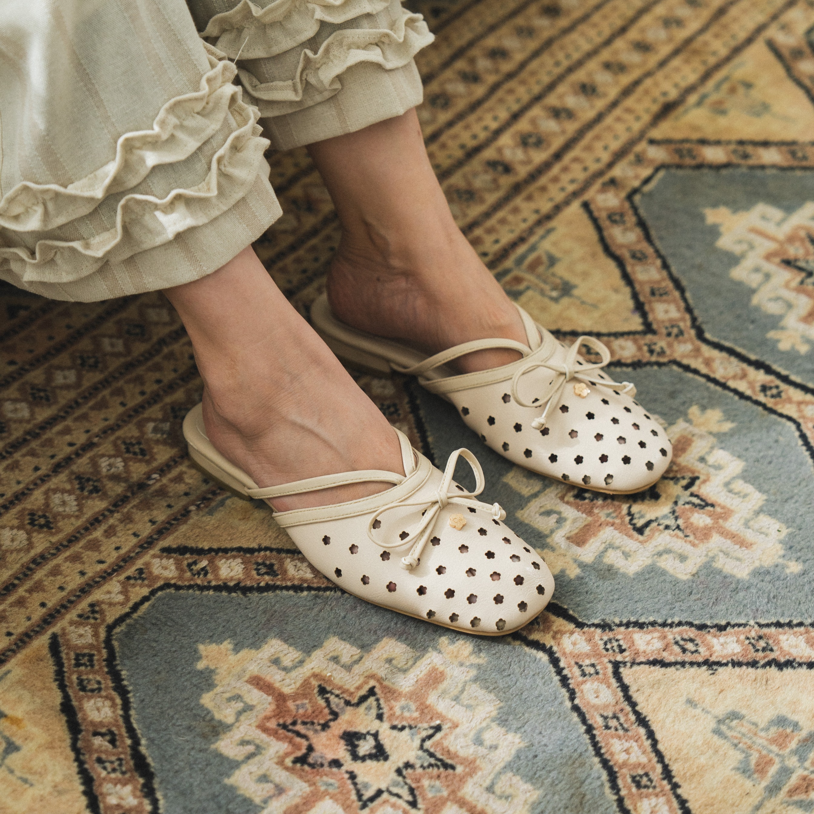 Adelin Flat Mules Shoes Wanita