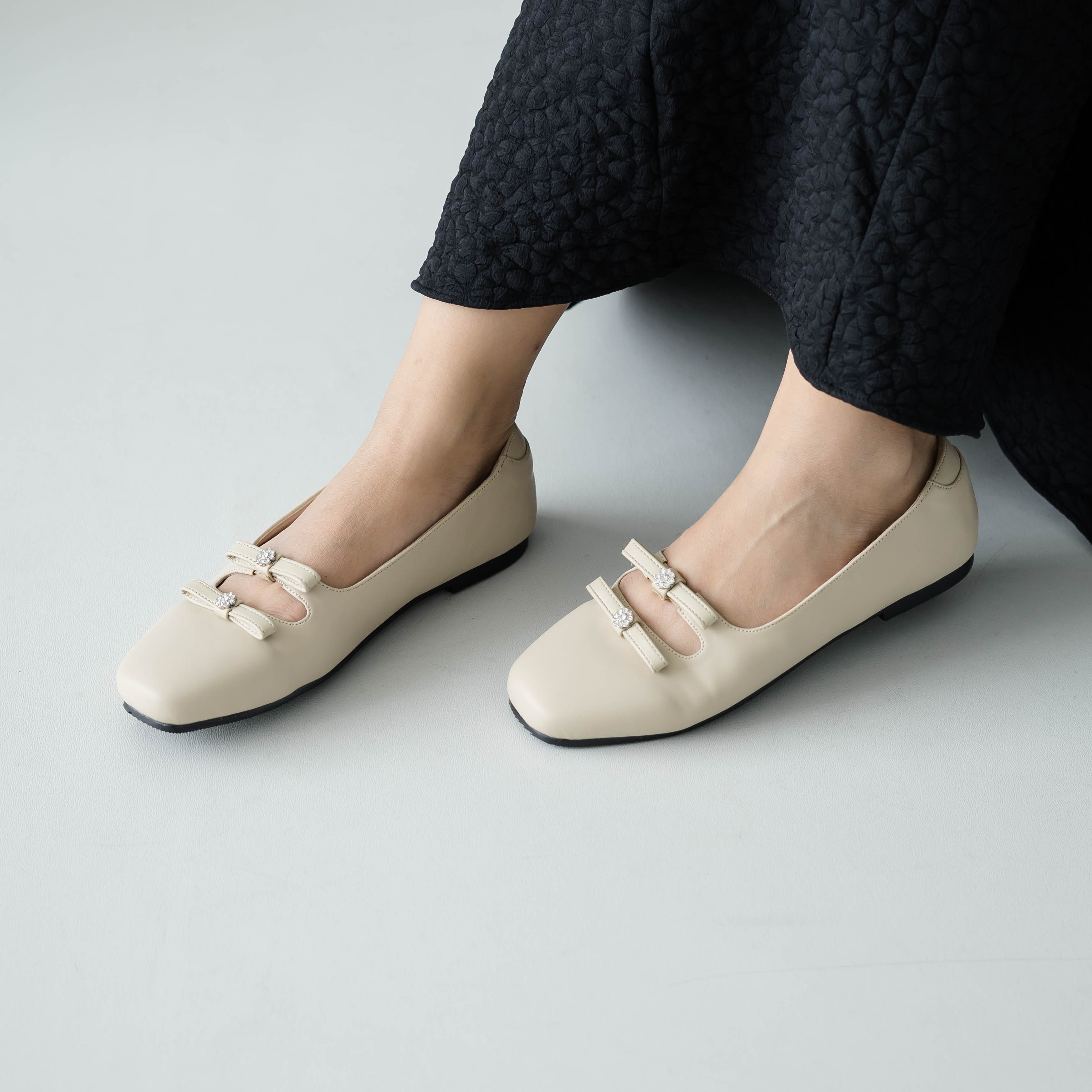 Lily Beige Flat Shoes - Dianable