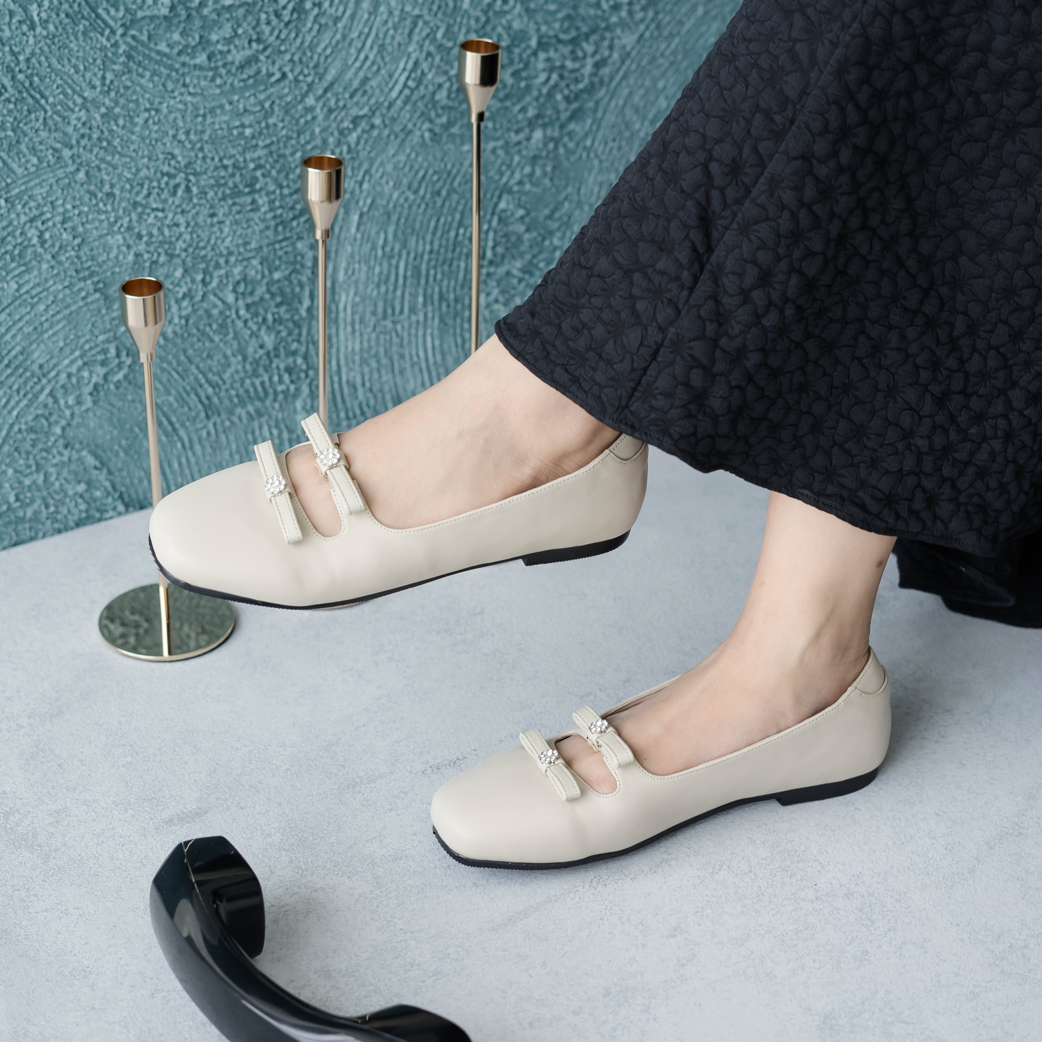 Lily Beige Flat Shoes - Dianable