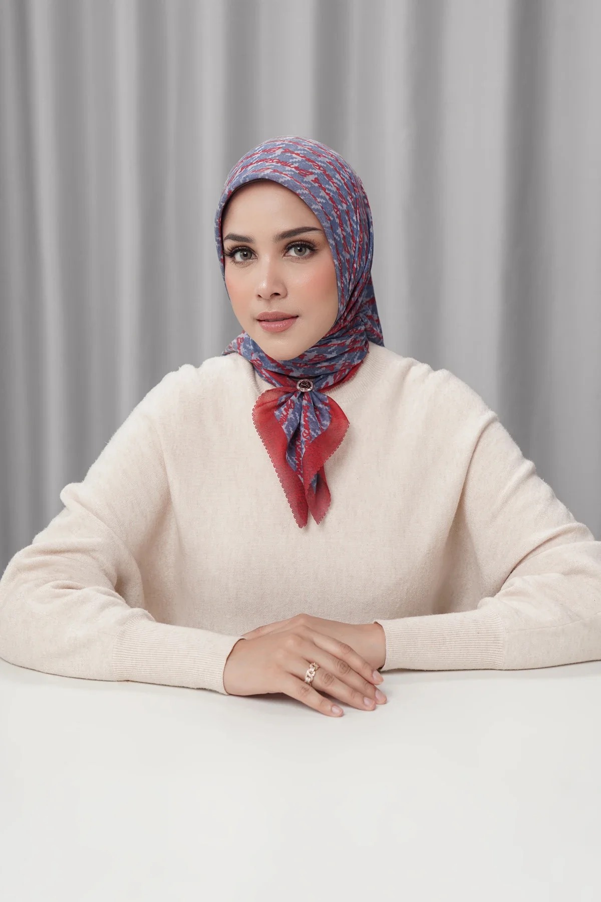THE EDITOR SQUARE - BUTTONSCARVES