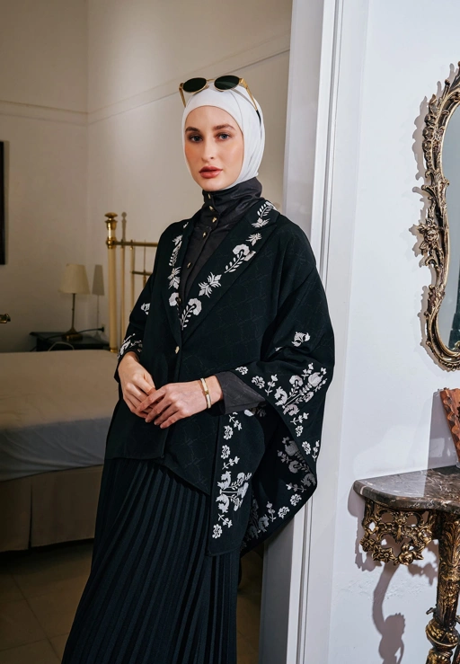 Image of ALRESQHA OUTER - VIVI ZUBEDI 