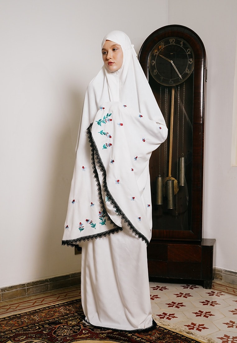 ALRESQHA PRAYER ROBE - VIVI ZUBEDI