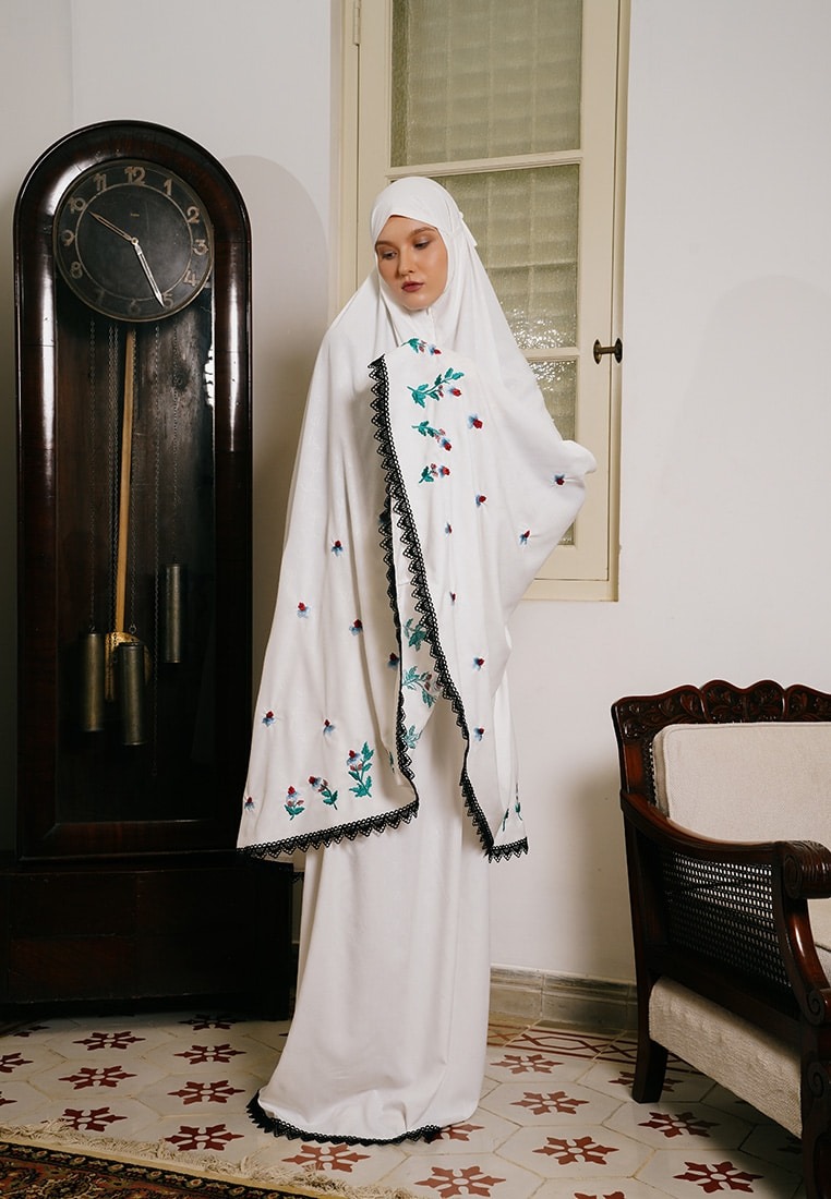 ALRESQHA PRAYER ROBE - VIVI ZUBEDI
